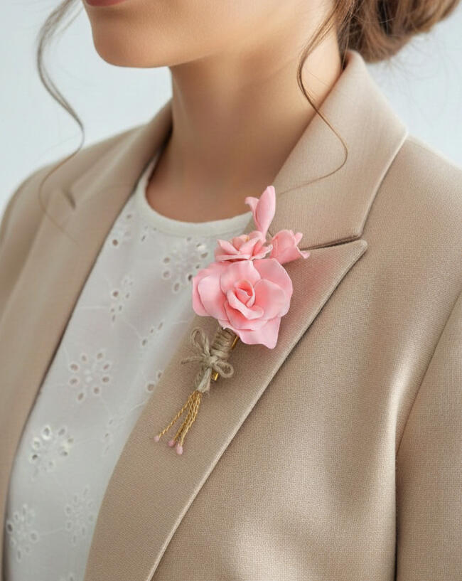 Broche artesanal de rosas en porcelana fría, modelado pétalo a pétalo y hecho a mano por Pajarita Presumida, ideal para looks formales y para invitadas elegantes, pieza de artesanía sostenible