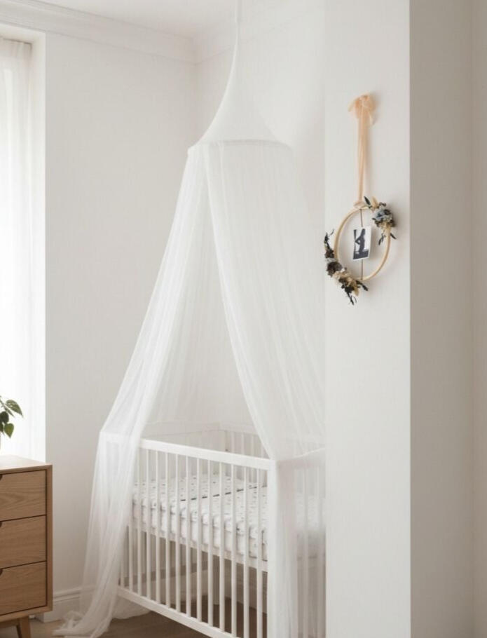Bastidor con flores preservadas en una habitación de bebé junto a una cuna blanca, con foto al contraluz de una mujer embarazada, diseño artesanal de Pajarita Presumida.