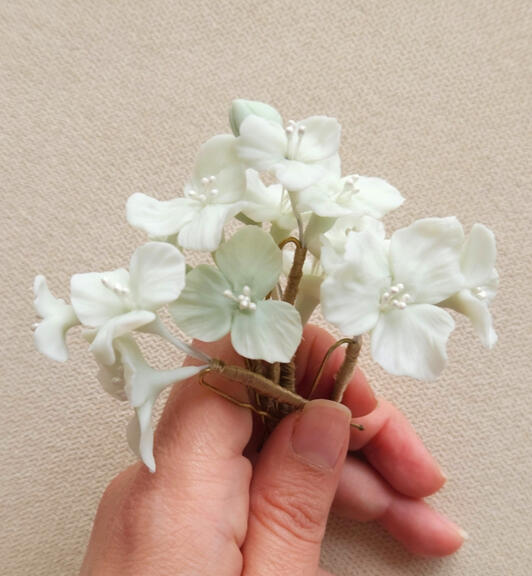 Horquillas porcelana fría boda mallorca. Hechas a mano en forma de flores silvestres verde menta con pistilos nacarados, complementos nupciales handmade únicos, tocados boda naturales diseño delicado artesanal.