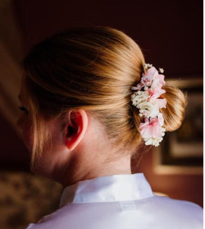 Tocado personalizado artesanal hecho a mano con flores de porcelana fría modeladas pétalo a pétalo y flores preservadas en tonos rosas y blancos. Diseñado y hecho a mano por Pajarita Presumida. Ideal para novias románticas y elegantes. Tocado ligero, versá