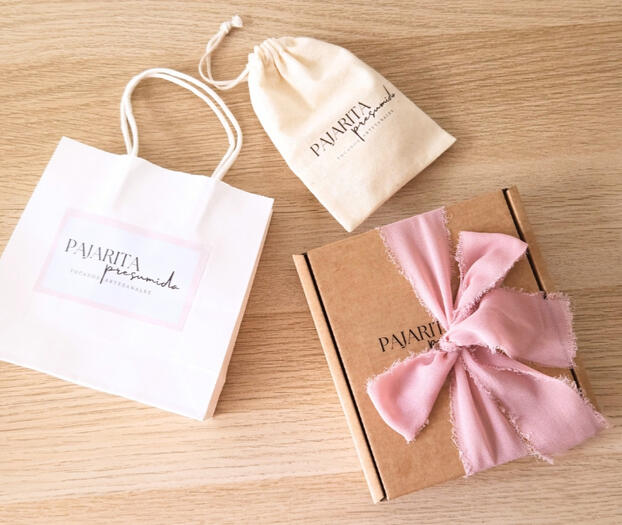 Packaging elegante para entrega de tocados artesanales y accesorios florales hechos a mano. Reutilizables, reciclables y sostenibles.